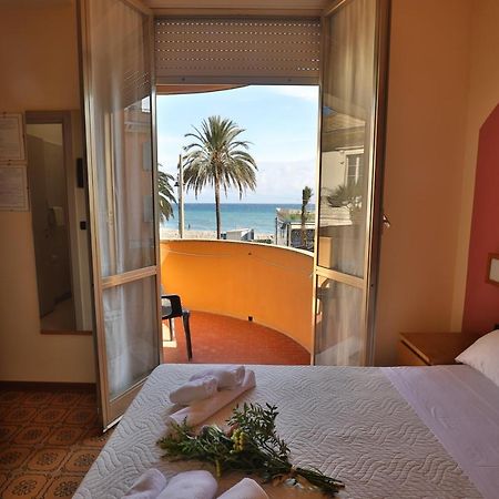 Hotel Xxv Aprile Casa Per Ferie Albenga Exterior foto