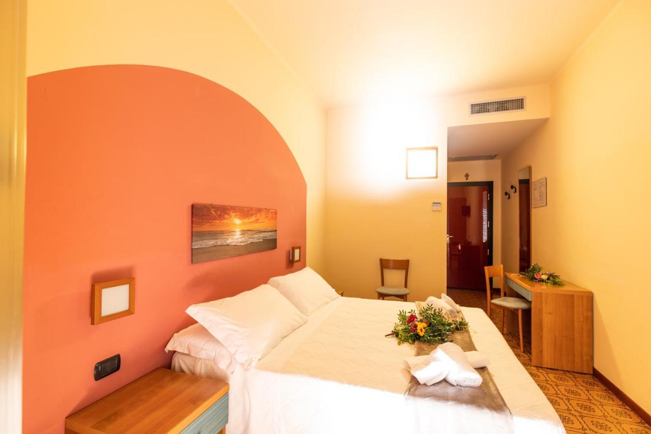 Hotel Xxv Aprile Casa Per Ferie Albenga Exterior foto