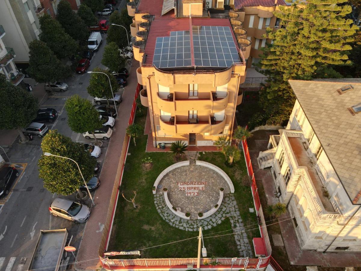 Hotel Xxv Aprile Casa Per Ferie Albenga Exterior foto